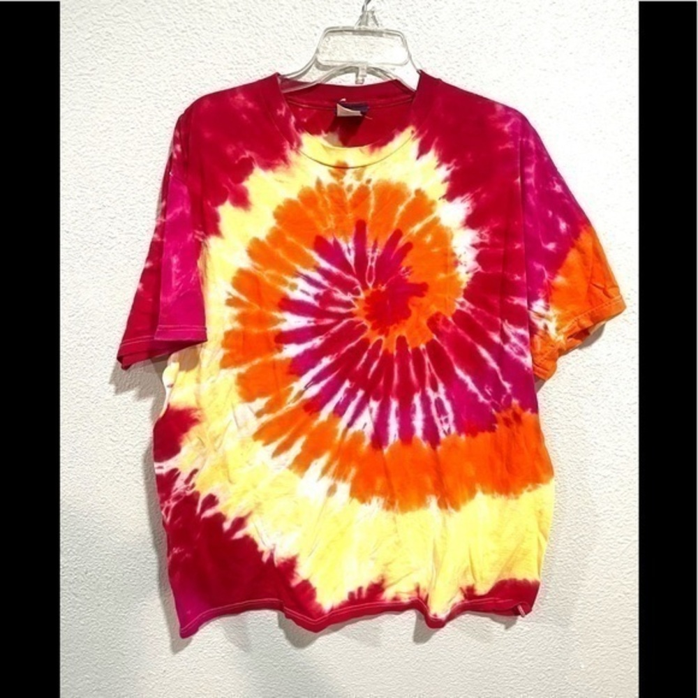 TIME 2 CELEBRATE Dynomite spiral tie dye short sleeve T-shirt size XL
